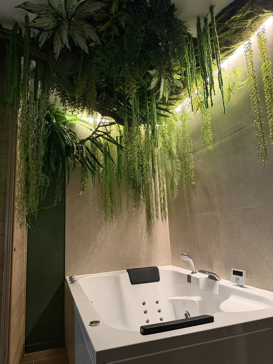 Salle de bains avec baignoire balnéo et éclairage indirect